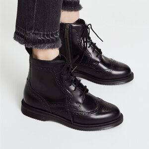 DR. MARTENS DELPHINE LEATHER LACE UP BOOTS. Size 8